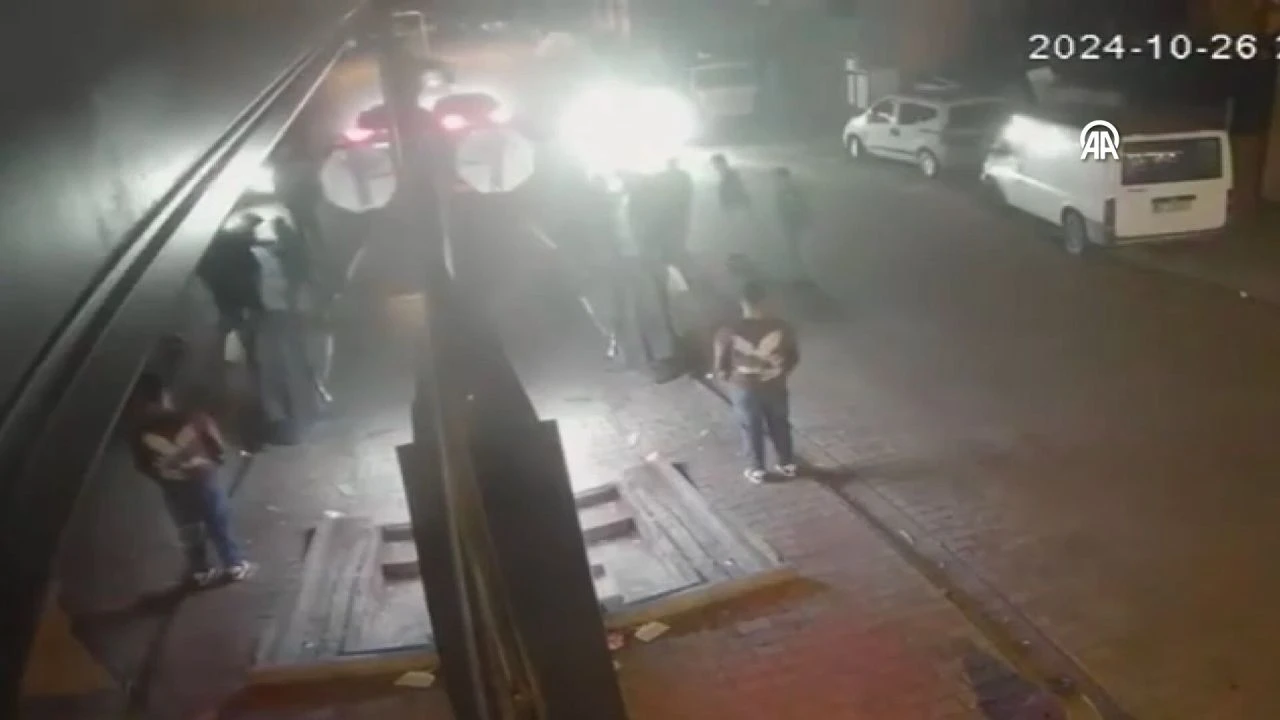 Laf atma tartışması kavgaya dönüştü! Silah ve bıçaklar konuştu: Olay anı kamerada - 1. Resim