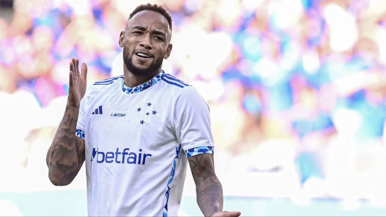 Ne yaptın Rafa Silva! Maçın 3. saniyesinde kırmızı kart gördü