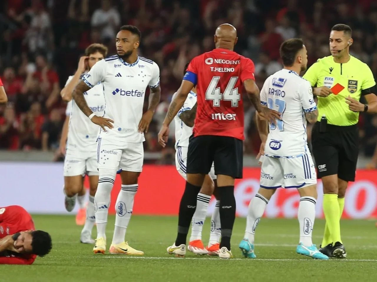 Ne yaptın Rafa Silva! Maçın 3. saniyesinde kırmızı kart gördü