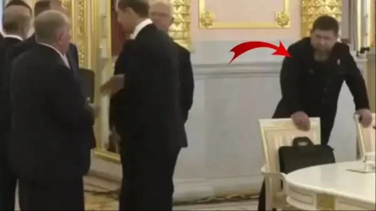 Üst düzey yetkililerin yanında Kadirov'un yaptığına kimse anlam veremedi! O anlar kameraya böyle yansıdı