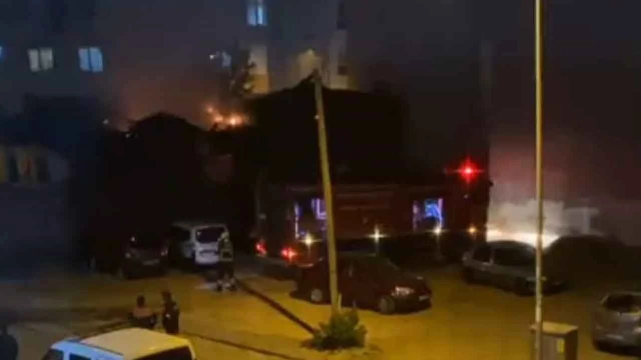 Bilecik'te metruk bina alev alev yandı