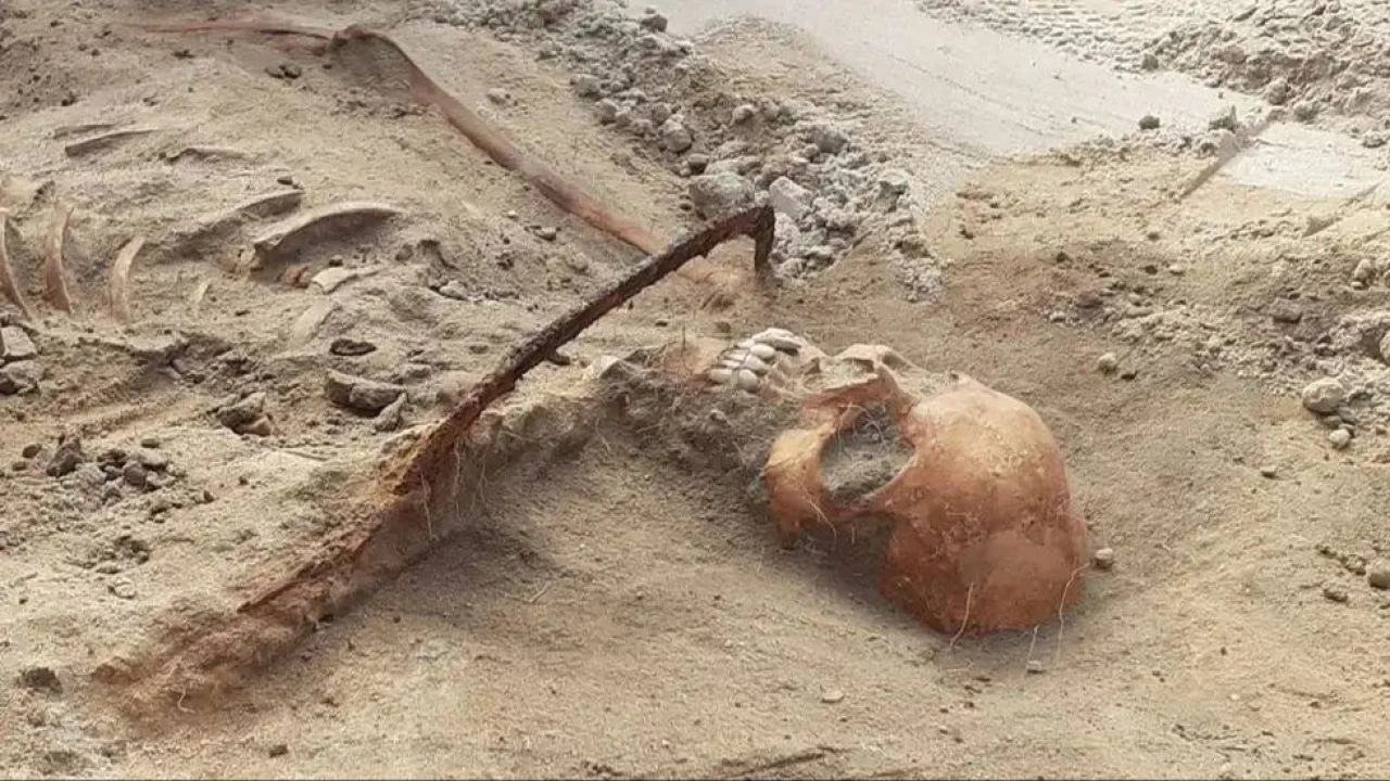 Boynunda orakla ve dev asma kilitle gömülen kadının gizemi çözülüyor! Diğer mezarlıklarda da tuhaflıklar var - 2. Resim