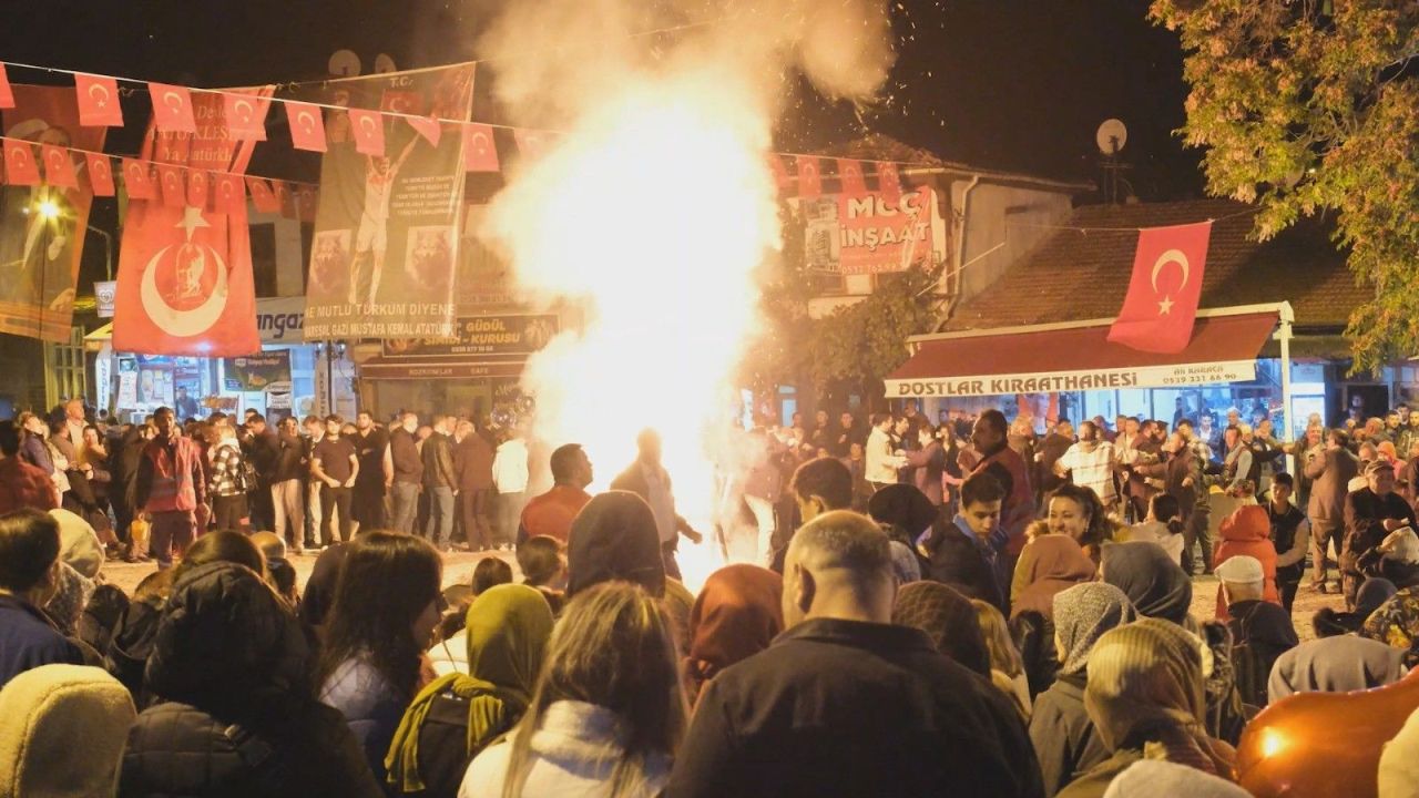 Bu ilçede herkes toplanıp ritüel yaptı: Cumhuriyet için'sinsin ateşi' yakıldı - 3. Resim