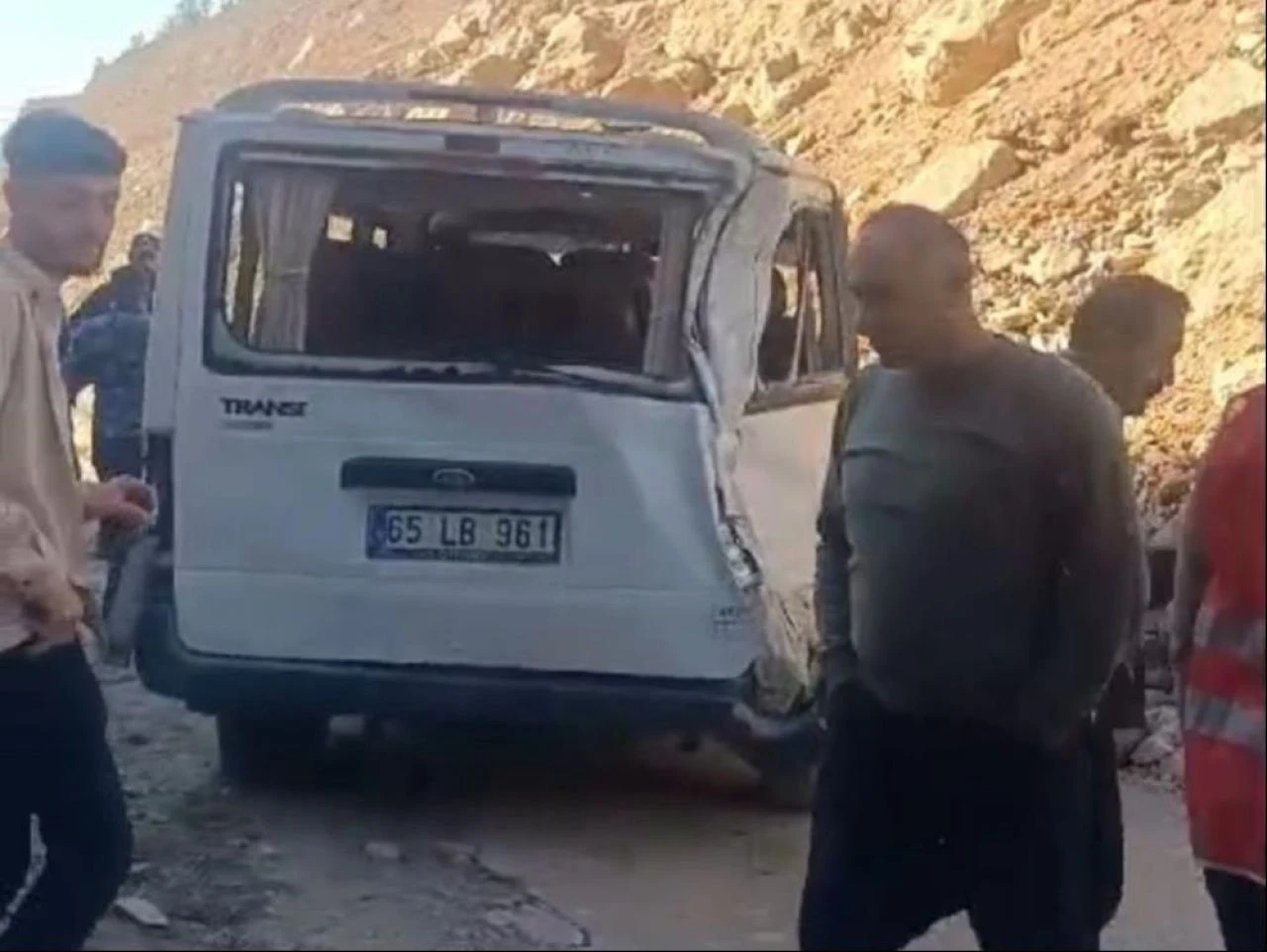 Hakkari’de dev kayalar korkuttu: Minibüsün üzerine düştü!