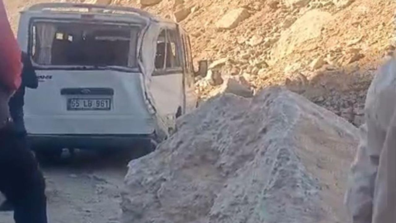 Hakkari’de dev kayalar korkuttu: Minibüsün üzerine düştü!