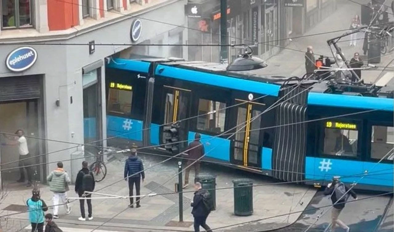 Raydan çıkan tramvay Apple mağazasına girdi: Yaralılar var - 1. Resim