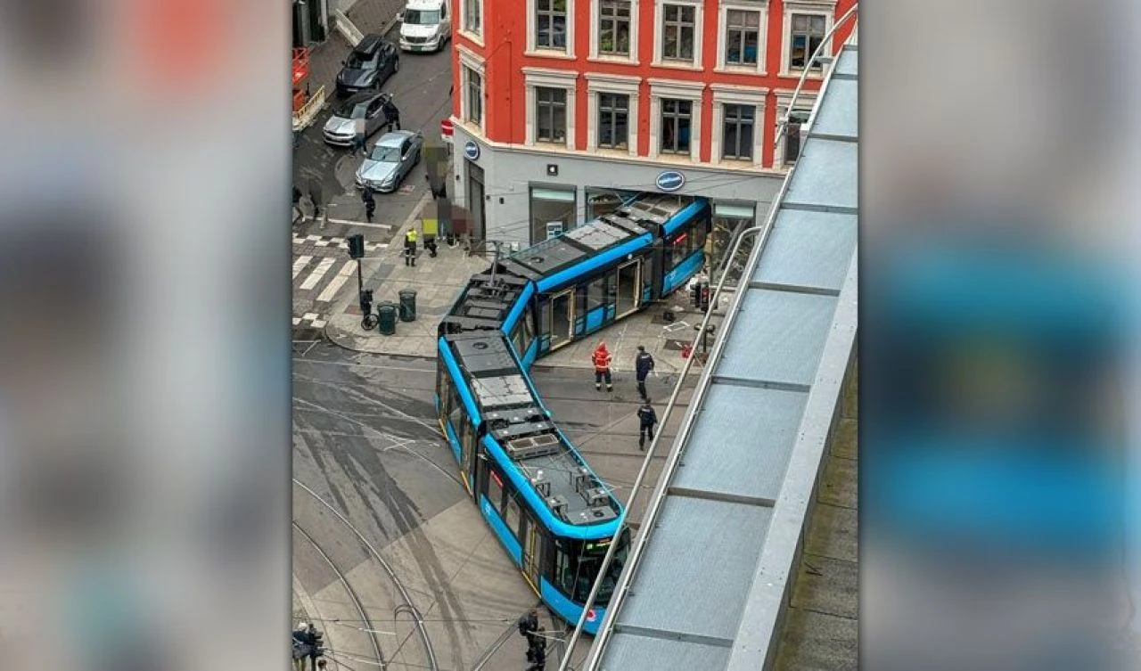 Raydan çıkan tramvay Apple mağazasına girdi: Yaralılar var - 2. Resim