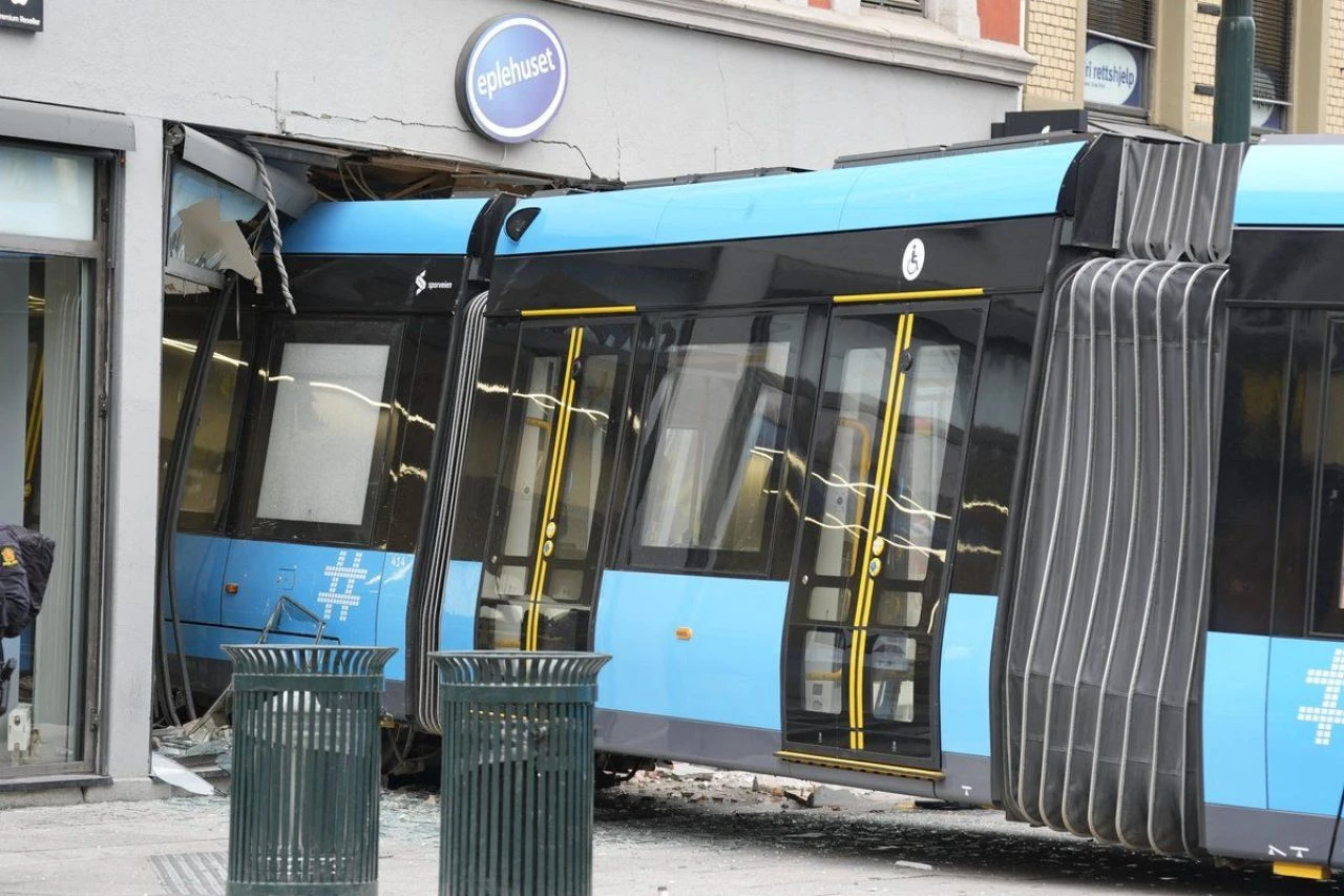 Raydan çıkan tramvay Apple mağazasına girdi: Yaralılar var - 3. Resim