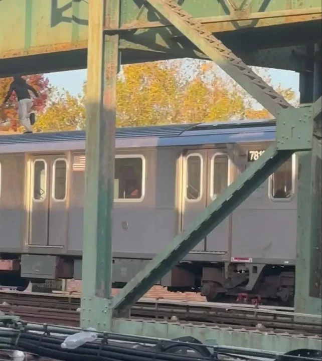 Tehlikeli akım metro sörfü öldürüyor! Gençleri bu çılgınlıktan ölümler de durdurmuyor - 2. Resim