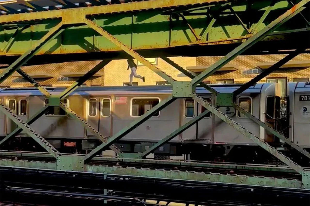 Tehlikeli akım metro sörfü öldürüyor! Gençleri bu çılgınlıktan ölümler de durdurmuyor - 1. Resim