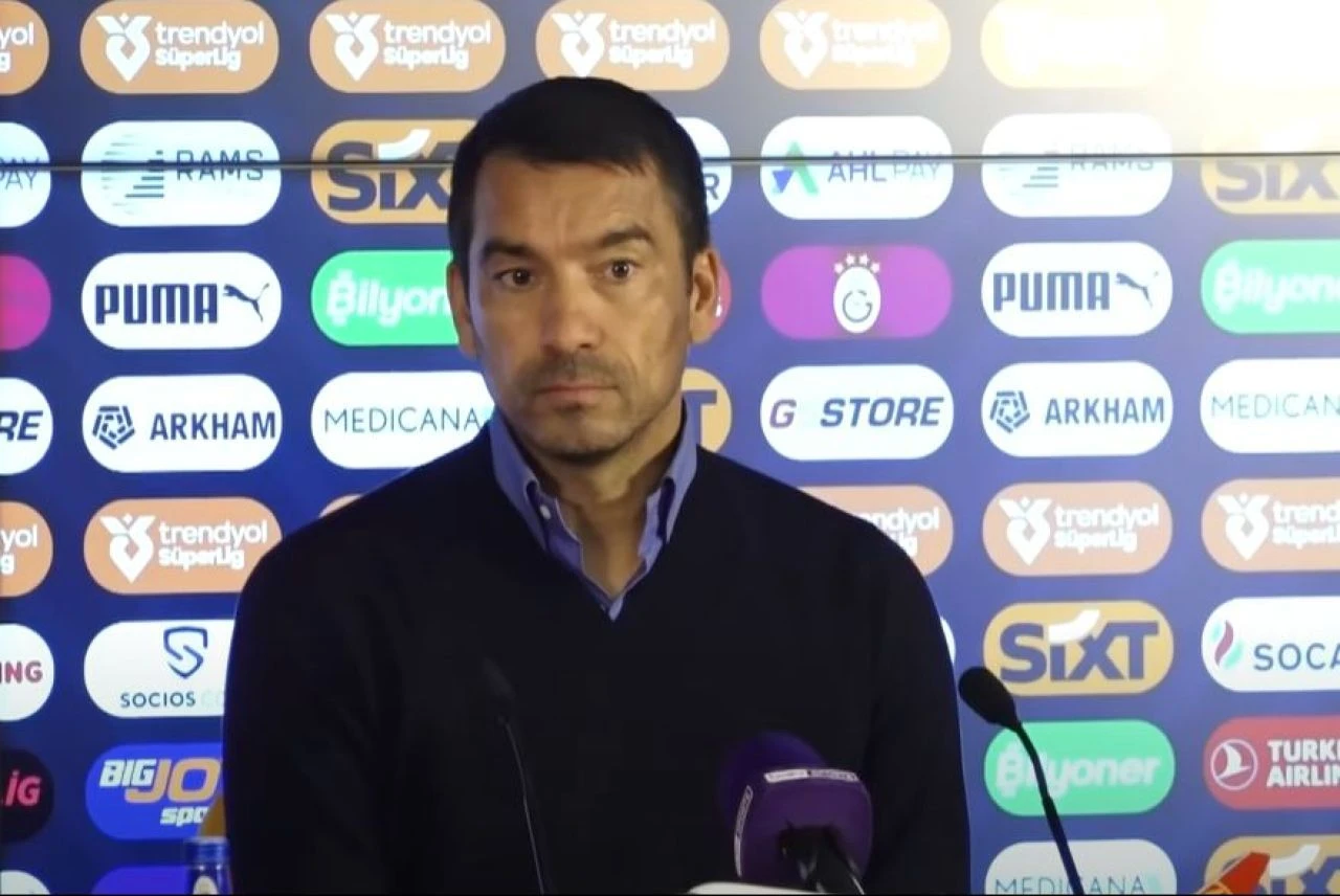 Van Bronckhorst hakeme sert tepki: Galatasaray bizi faullerle durdurdu - 1. Resim