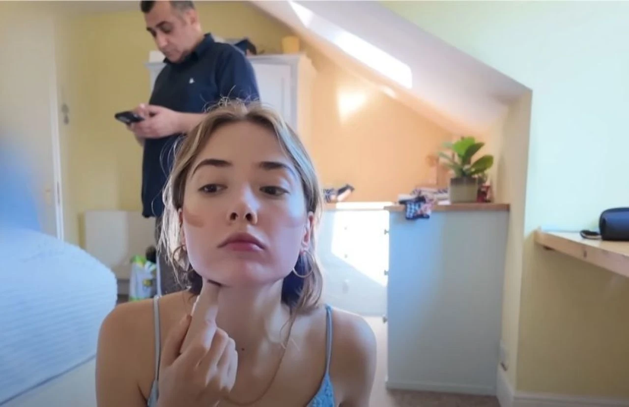 Aranan FETÖ'cü Mahmut Akpınar'ın kızı fenomen çıktı! 1 milyon aboneli Zeliha Akpınar videosunda babasını paylaştı