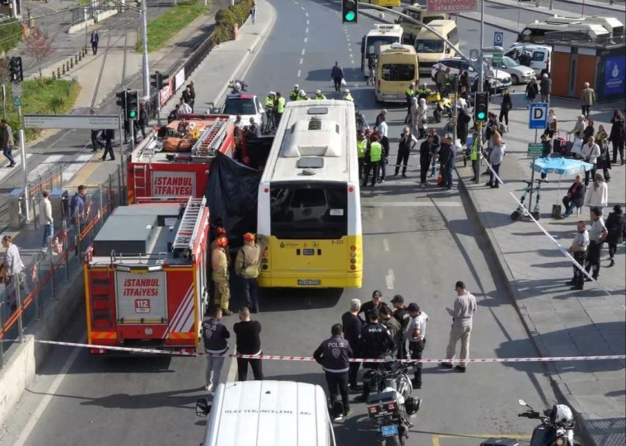 İstanbul Zeytinburnu'nda feci kaza! İETT otobüsü karşıdan karşıya geçen kadını ezdi - 1. Resim