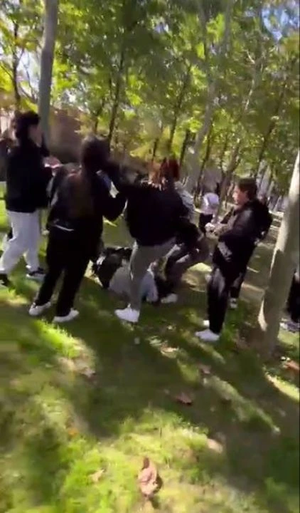 Kız öğrenciler birbirine girdi! Darp edilen genç yere yığıldı