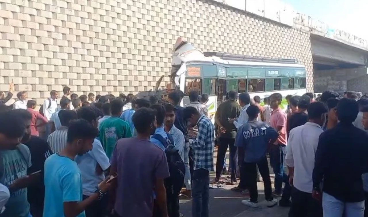 Otobüs beton tünele saplandı! Korkunç kazada çok sayıda ölü ve yaralı var - 1. Resim