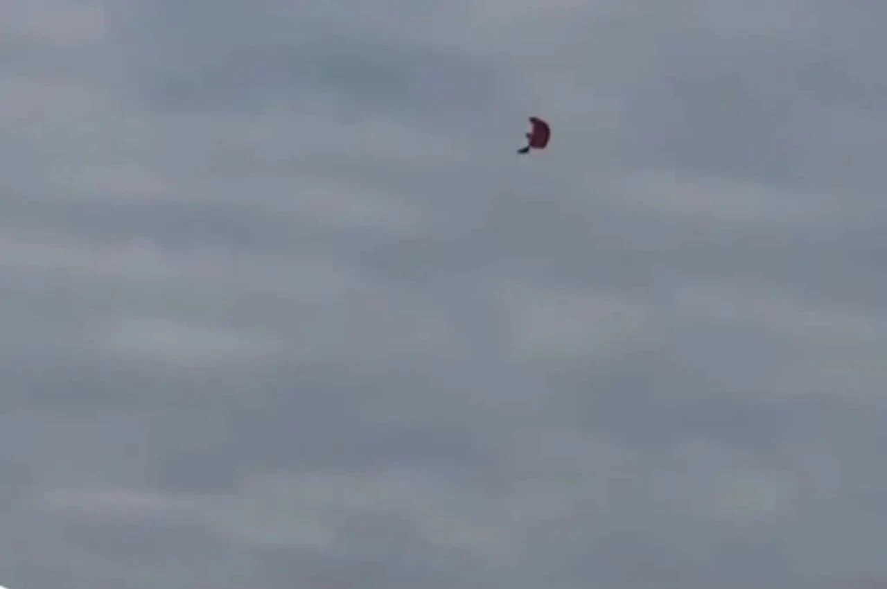 Paraşütü arıza yaptı döne döne hızla yola çakıldı! Korkunç görüntüler ortaya çıktı - 1. Resim