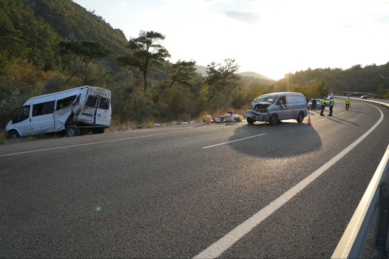 Ticari araç, zeytin işçilerini taşıyan minibüse çarptı: 15 kişi yaralandı - 1. Resim