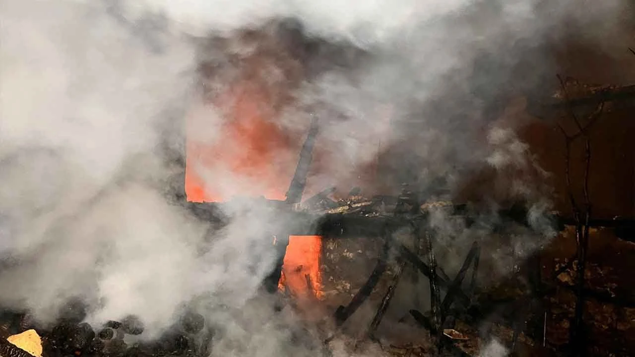 Burdur'da korkutan yangın: 2 ev küle döndü