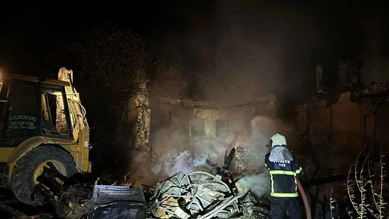 Burdur'da korkutan yangın: 2 ev küle döndü