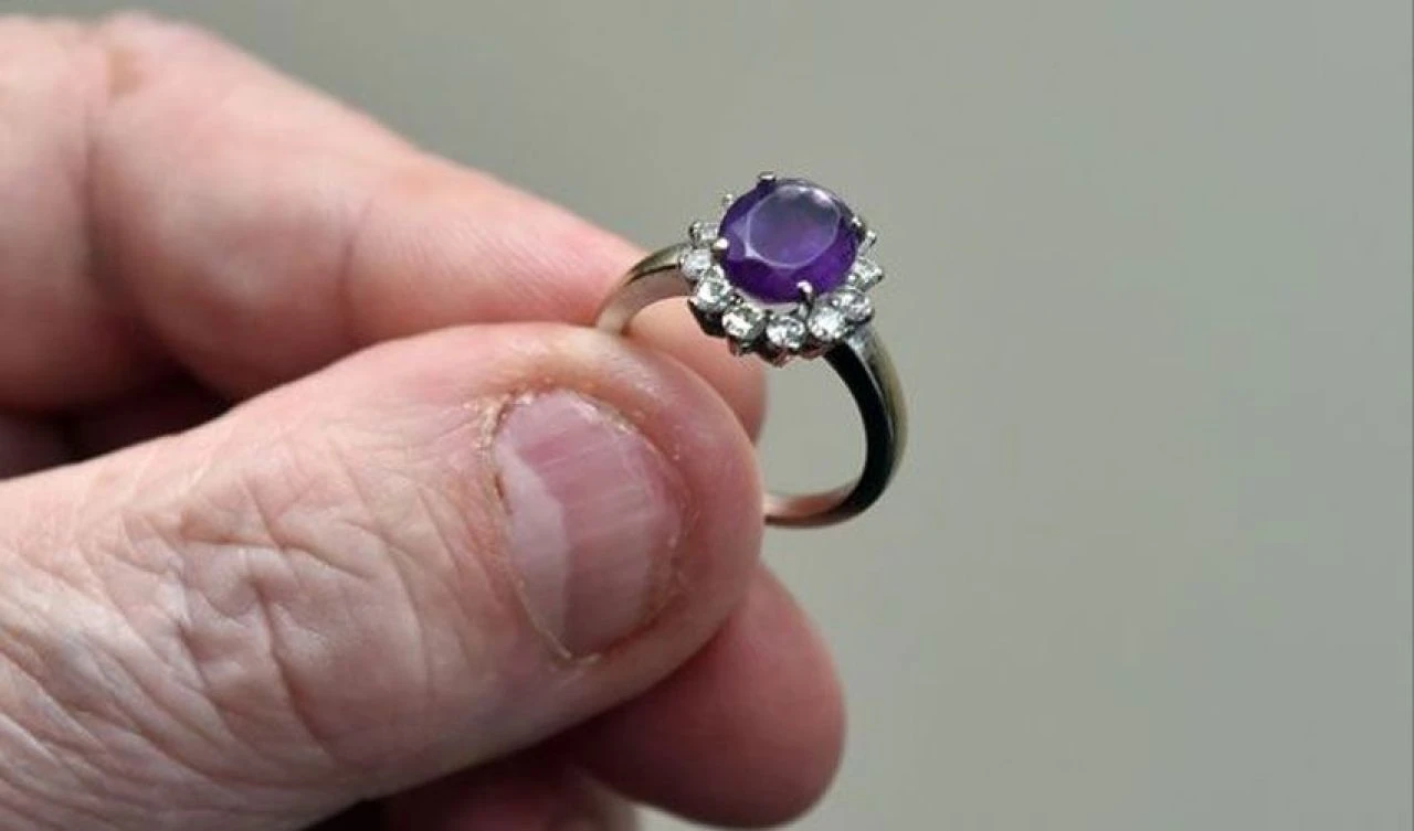 Çalınan yüzüğü için sosyal medyada hırsıza seslendi! Bir notla derin bir nefes aldı: Özür dilerim - 3. Resim