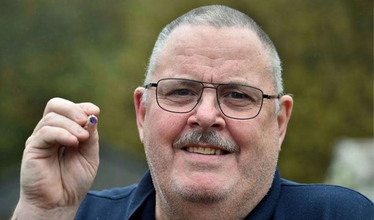 Çalınan yüzüğü için sosyal medyada hırsıza seslendi! Bir notla derin bir nefes aldı: Özür dilerim - 2. Resim