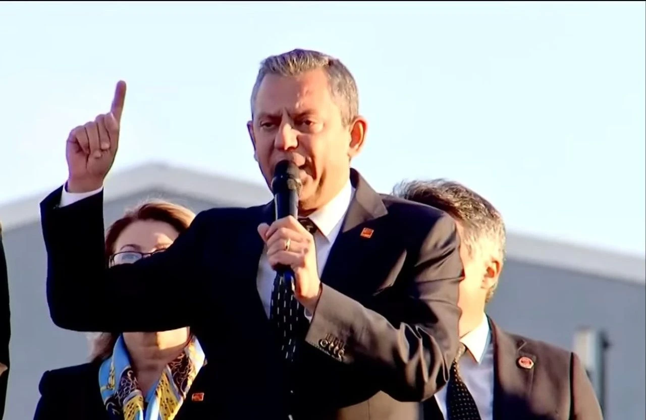 Esenyurt'ta kayyım mitingi! Özgür Özel ve Ekrem İmamoğlu'ndan karara tepki - 3. Resim