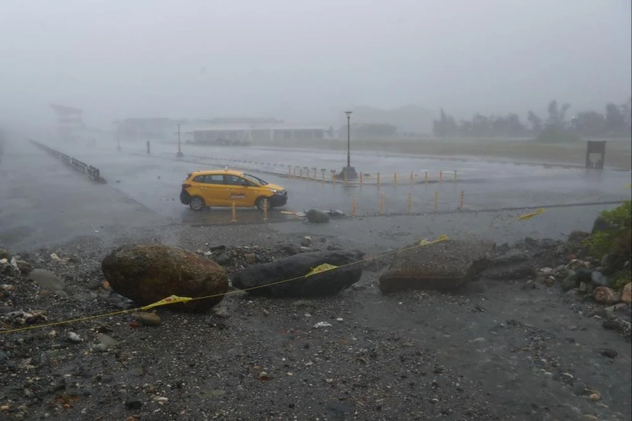 Kong-rey Tayfunu Tayvan'da binlerce kişiyi evinden etti: Ölü ve çok sayıda yaralı var - 4. Resim