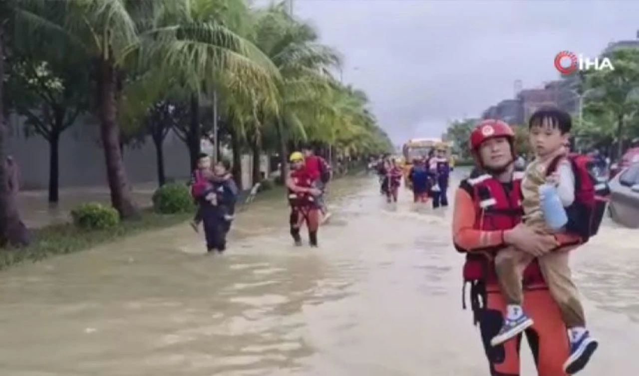 Trami Tayfunu Çin'i vurdu! Yollar sular altında kaldı: Çok sayıda kişi hayatını kaybetti - 4. Resim
