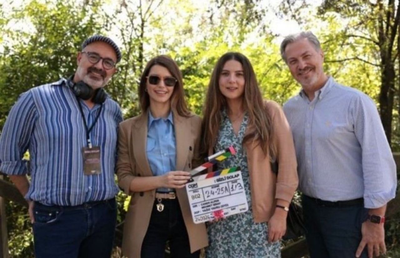 Beren Saat dağ keçilerini elleriyle besledi! Eğlenmeye gitti, keçileri görünce her şeyi unuttu - 3. Resim