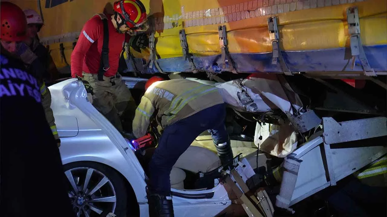 Esenyurt'ta mucize kurtuluş! TIR'ın altına girerek hurdaya dönen araçtan sağ çıktı