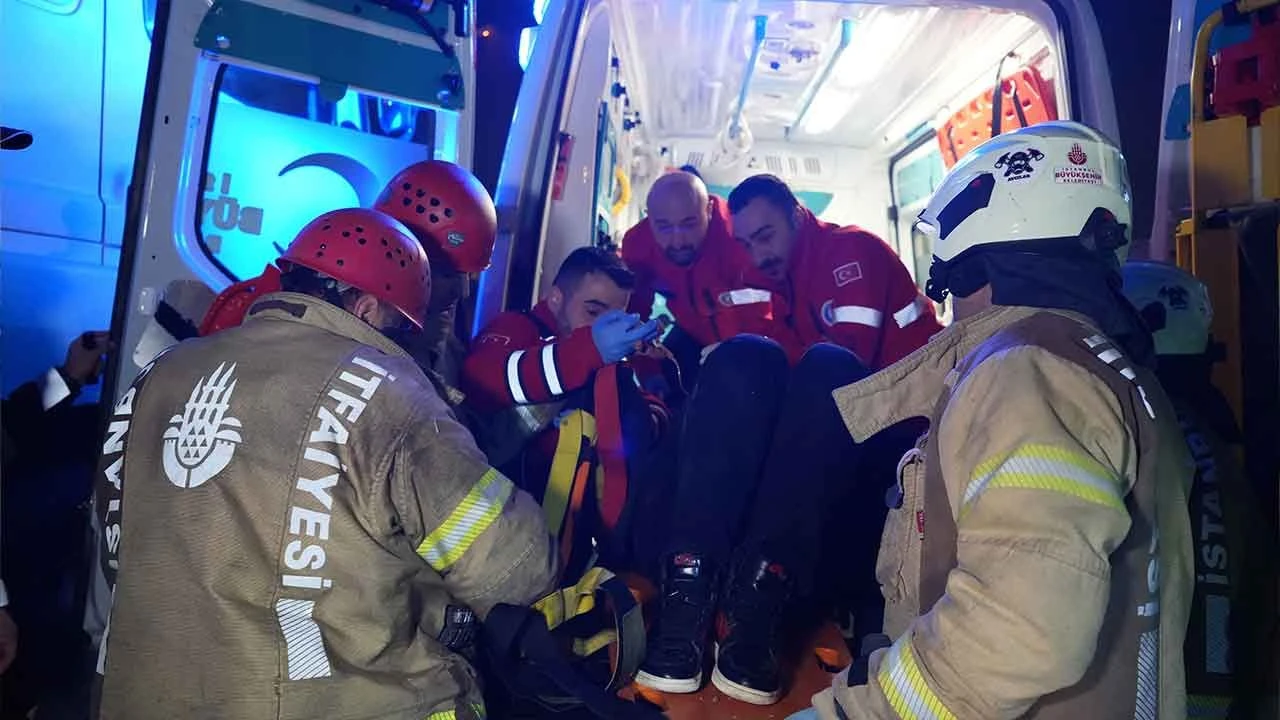 Esenyurt'ta mucize kurtuluş! TIR'ın altına girerek hurdaya dönen araçtan sağ çıktı