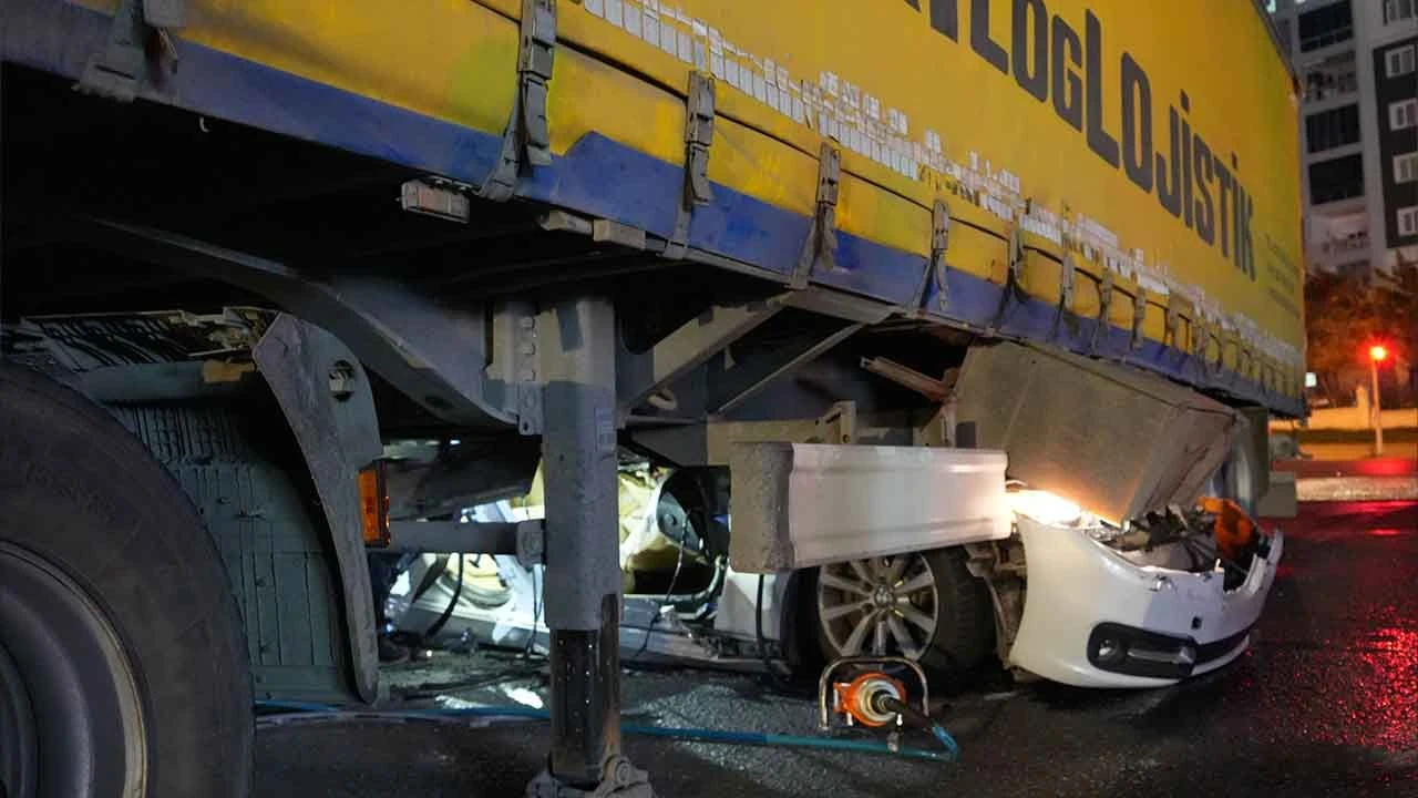 Esenyurt'ta mucize kurtuluş! TIR'ın altına girerek hurdaya dönen araçtan sağ çıktı