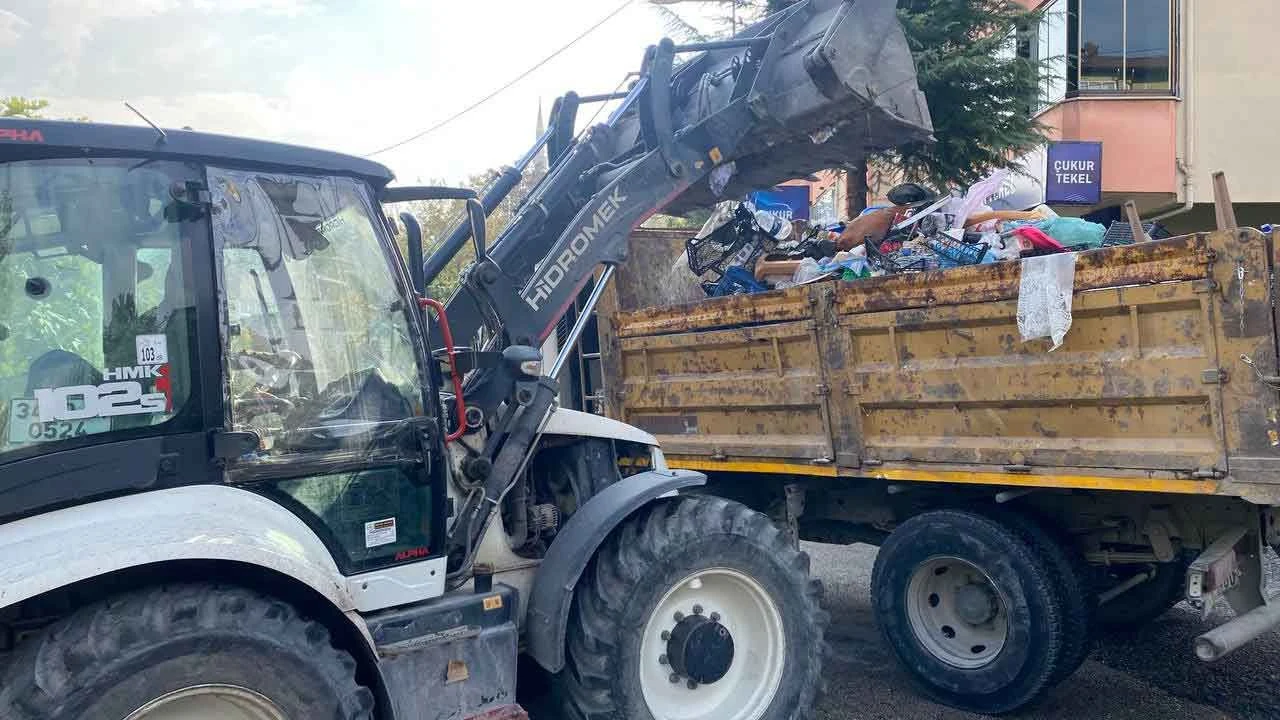 Kötü koku ekipleri harekete geçirdi! Evden tam 1 kamyon çöp çıktı - 3. Resim