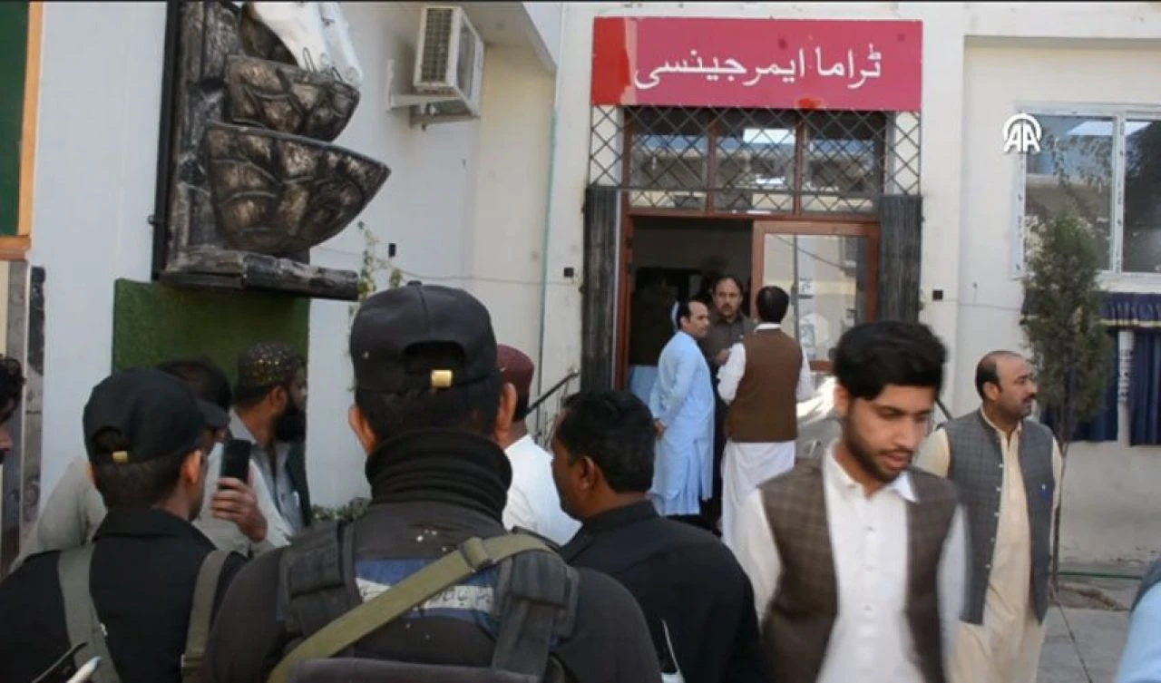 Pakistan'da okul yakınında bombalı saldırı: Çok sayıda ölü ve yaralı var - 2. Resim