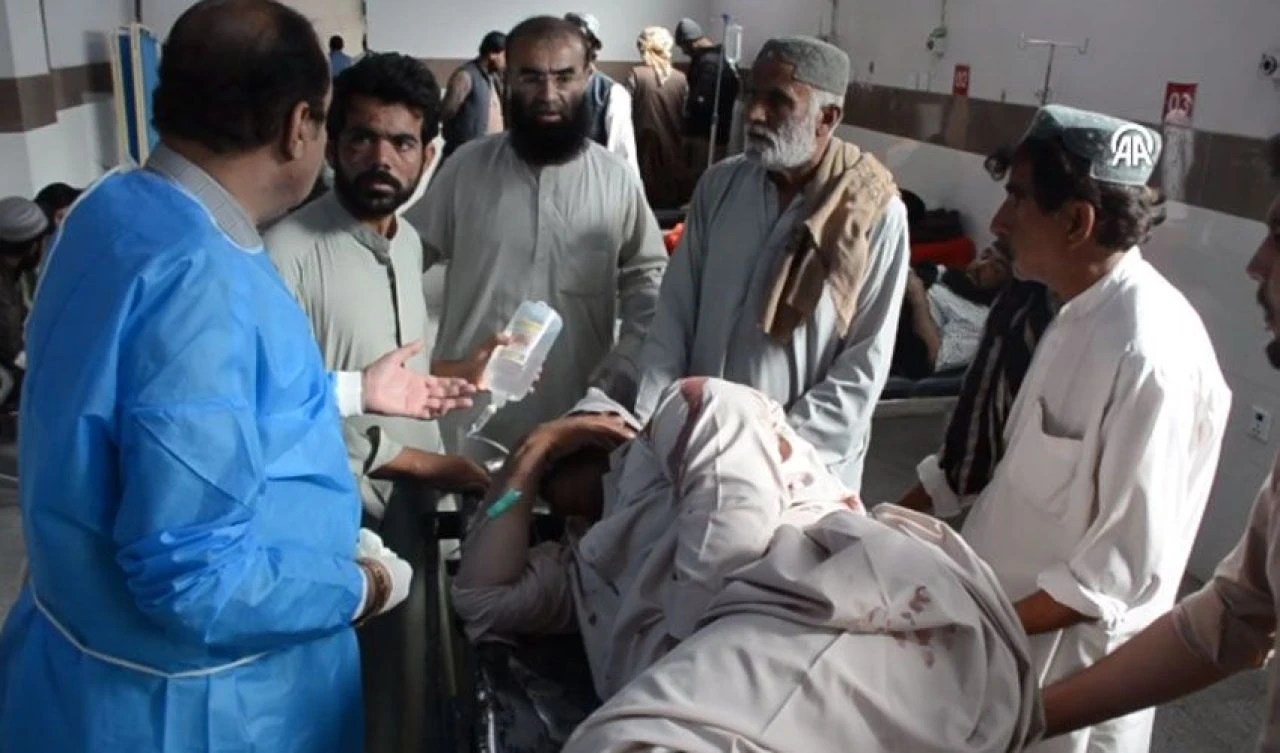 Pakistan'da okul yakınında bombalı saldırı: Çok sayıda ölü ve yaralı var - 1. Resim