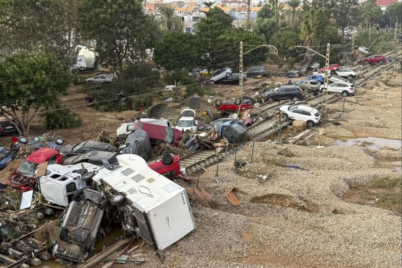 Son 50 yılın en büyük felaketini yaşayan İspanya'da sel 150'den fazla kişiyi öldürdü! Uydu görüntüleri acı boyutu ortaya çıkardı - 4. Resim