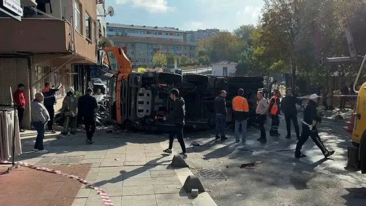 Son dakika | Bayrampaşa'da korkunç kaza! Yol bakım aracı kontrolden çıktı, ortalık savaş alanına döndü - 1. Resim