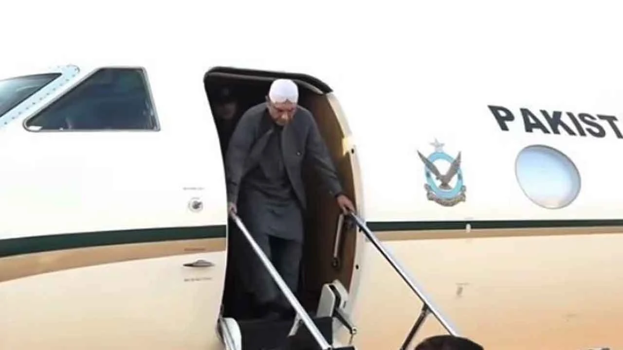 Uçaktan inerken görünmez kaza! Pakistan Cumhurbaşkanı Zardari hastanelik oldu - 1. Resim