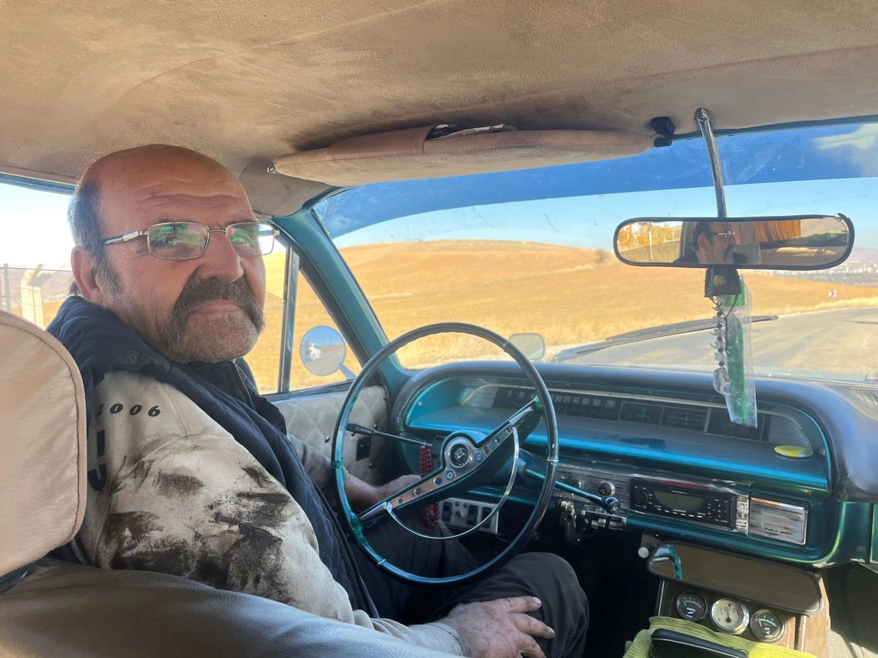 63 model antika otomobili ile yolda kalanların yardımına koşuyor! - 3. Resim