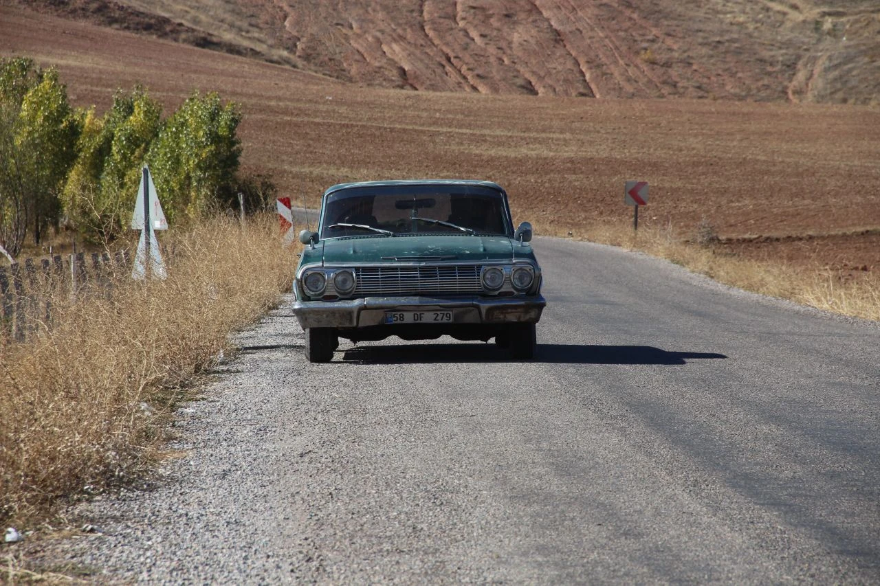 63 model antika otomobili ile yolda kalanların yardımına koşuyor! - 5. Resim