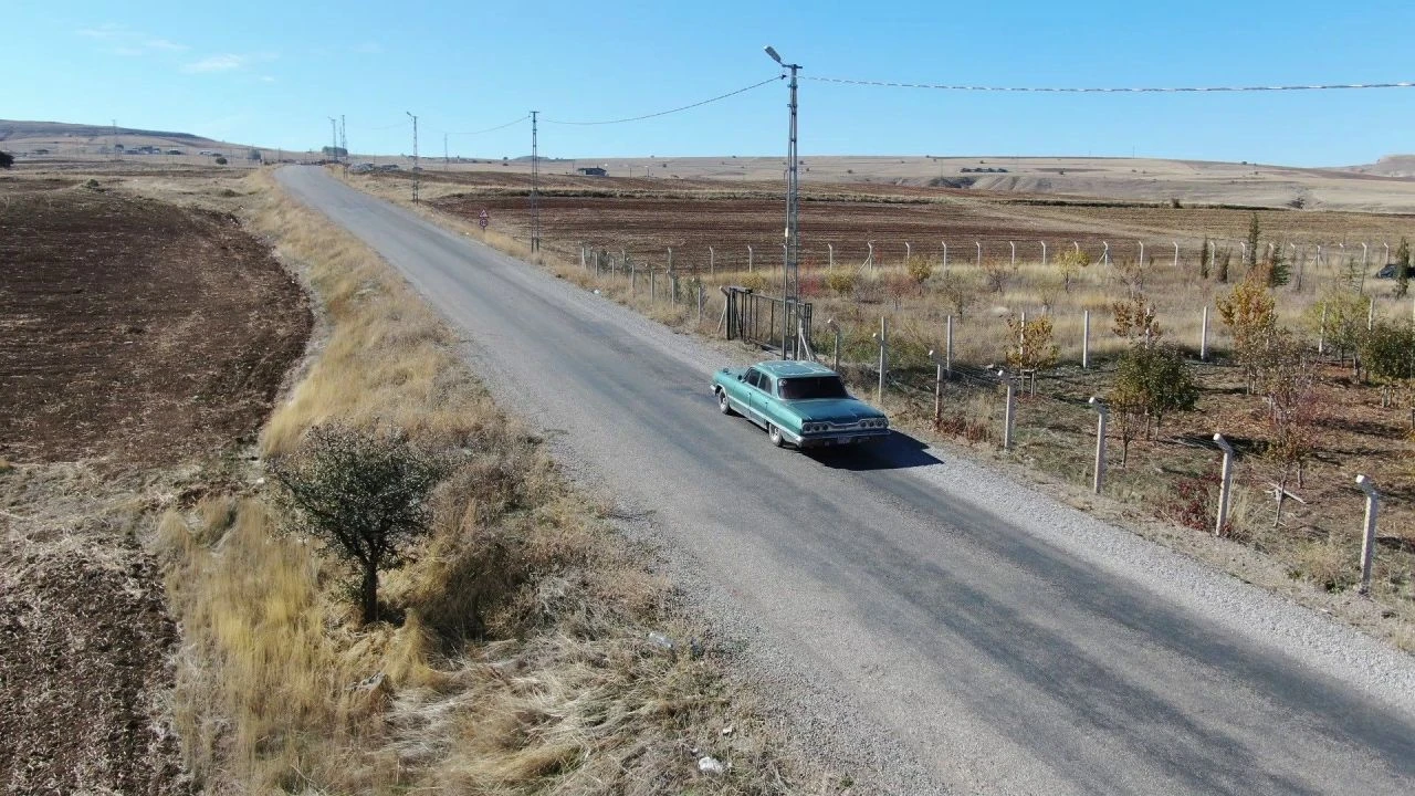 63 model antika otomobili ile yolda kalanların yardımına koşuyor! - 1. Resim