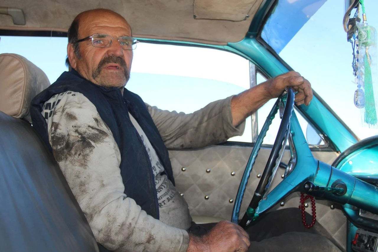 63 model antika otomobili ile yolda kalanların yardımına koşuyor! - 2. Resim