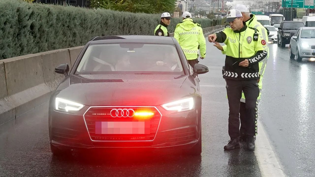 Çalışmalar tamamlandı! Ruhsatsız silah ve yetkisiz çakarlılar yandı