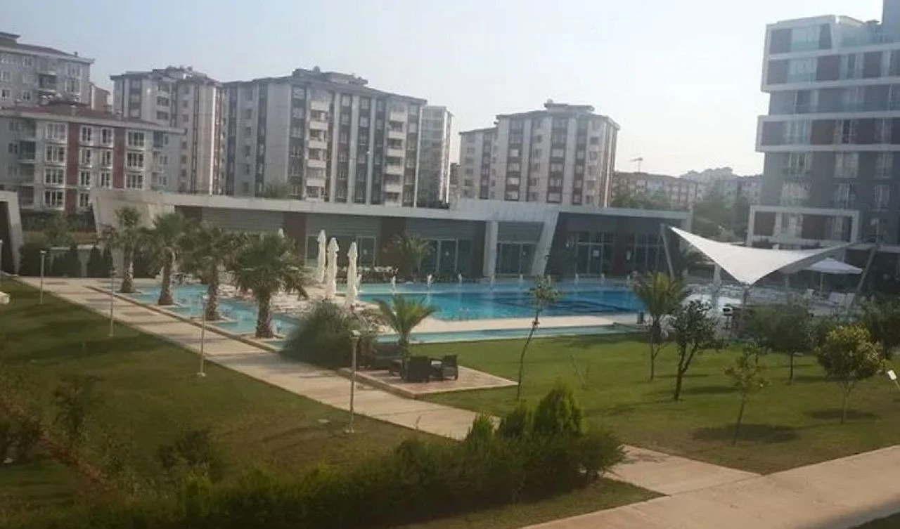 Havuz başındaki tartışma hastanede bitti! Pilot, oturduğu lüks sitede kabusu yaşadı - 1. Resim