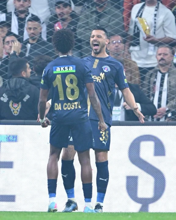 Kasımpaşa geriye düştüğü maçta Beşiktaş'ı 3-1 mağlup etti! - 1. Resim