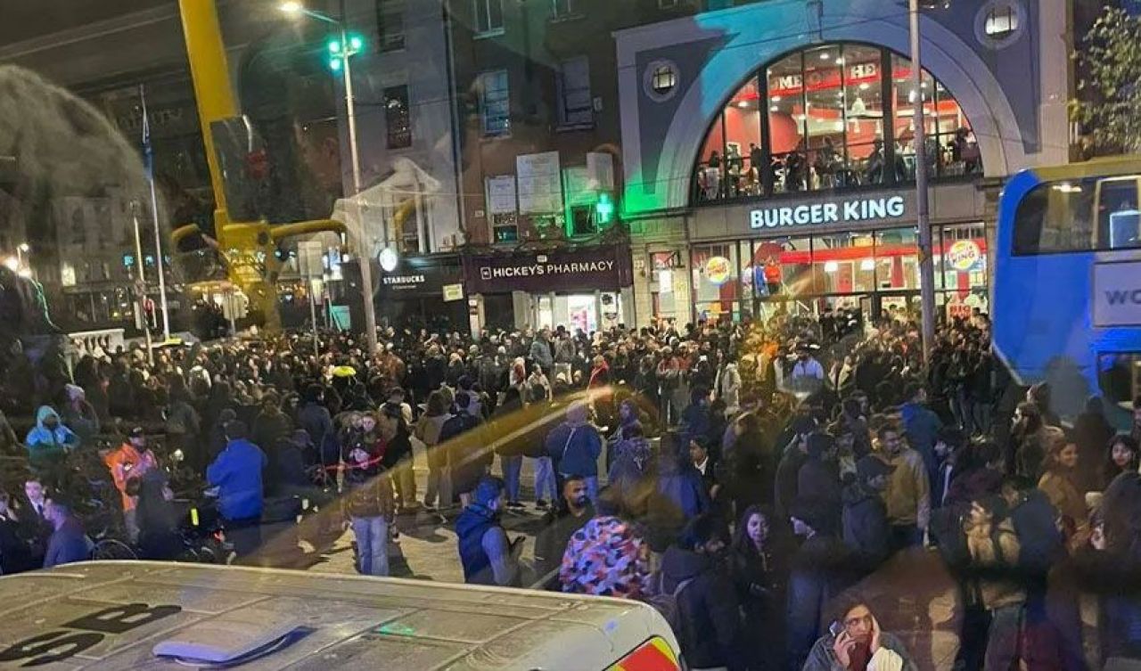 Yapay zeka bütün şehri kandırdı! İnsanlar sahte tören için sokaklara döküldü - 1. Resim