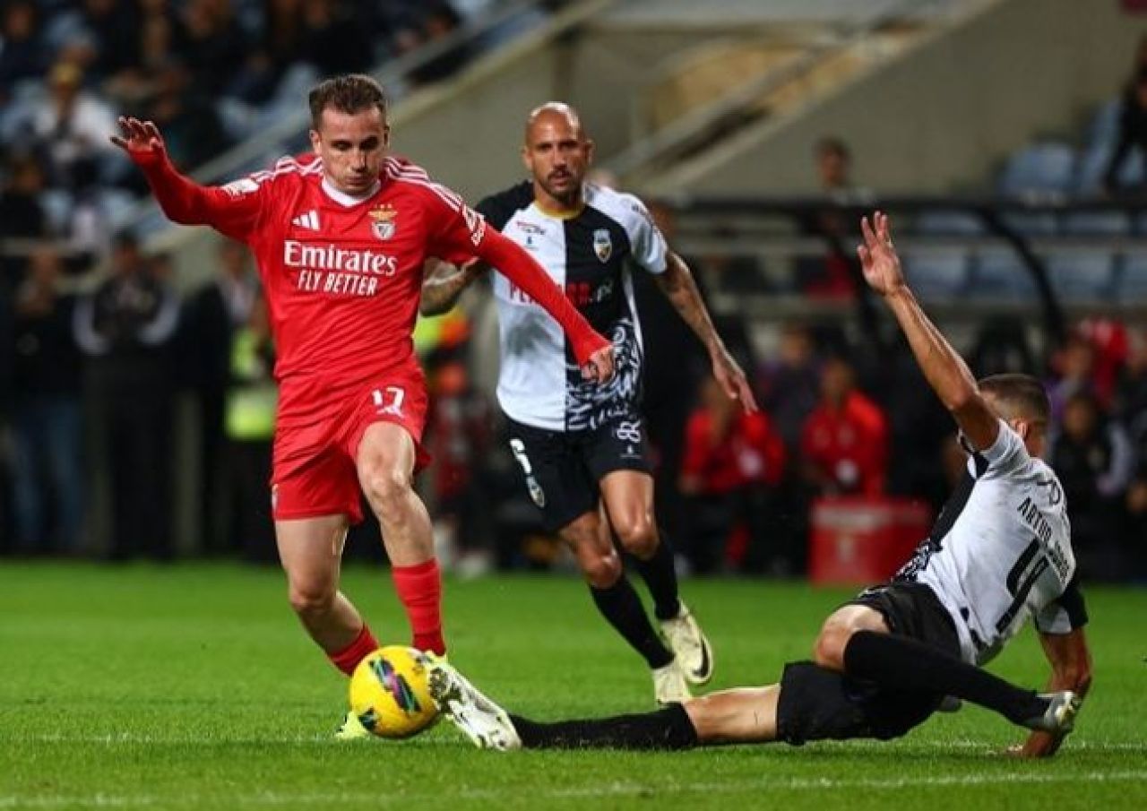 Benfica maçında minik taraftardan güldüren pankart! Kerem Aktürkoğlu aşkı çevirinin azizliğine uğradı - 1. Resim