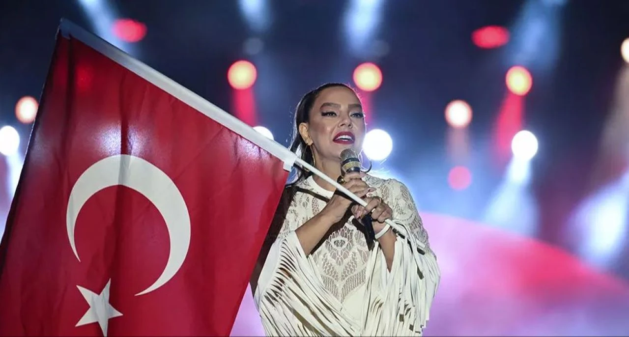 Ebru Gündeş konseri CHP'yi karıştırdı! Özgür Özel'den Mansur Yavaş'a tepki: 'Olmamalıydı'