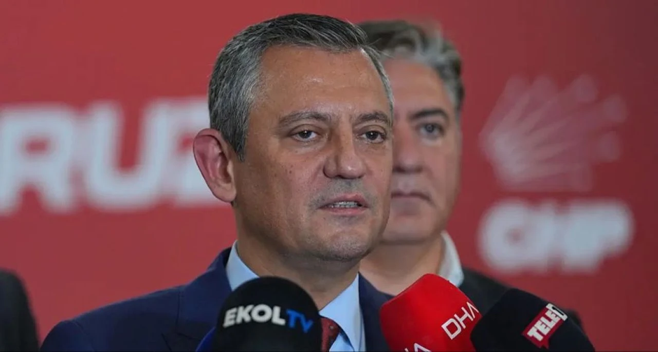 Ebru Gündeş konseri CHP'yi karıştırdı! Özgür Özel'den Mansur Yavaş'a tepki: 'Olmamalıydı'