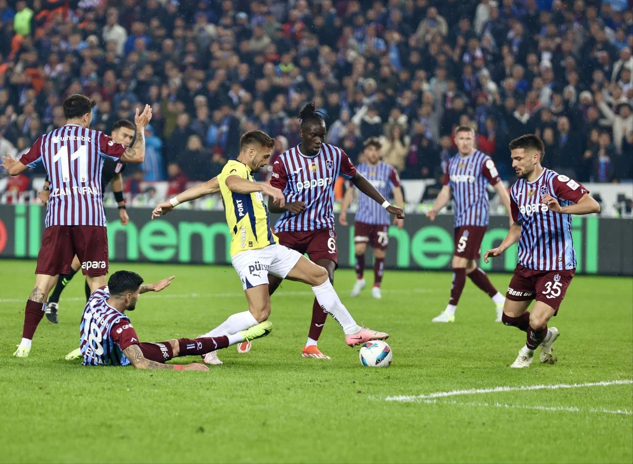 Fenerbahçe, Trabzonspor maçında son dakika golüyle 3-2 kazandı! - 1. Resim